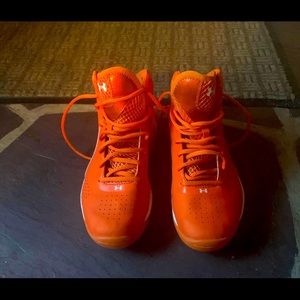 Orange under armor 7.5 kids shoes